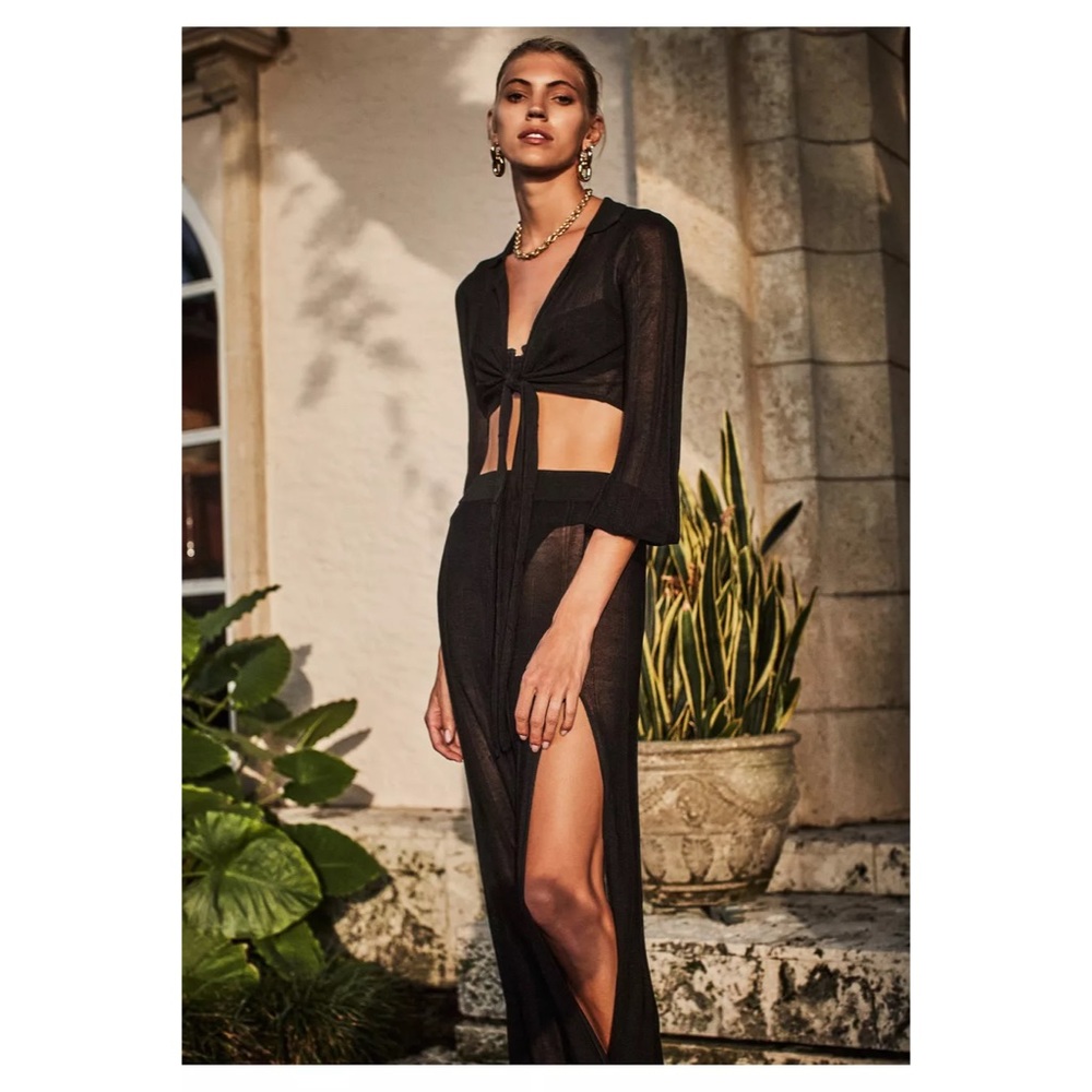 DEVON WINDSOR Ella Blouse Black Crop